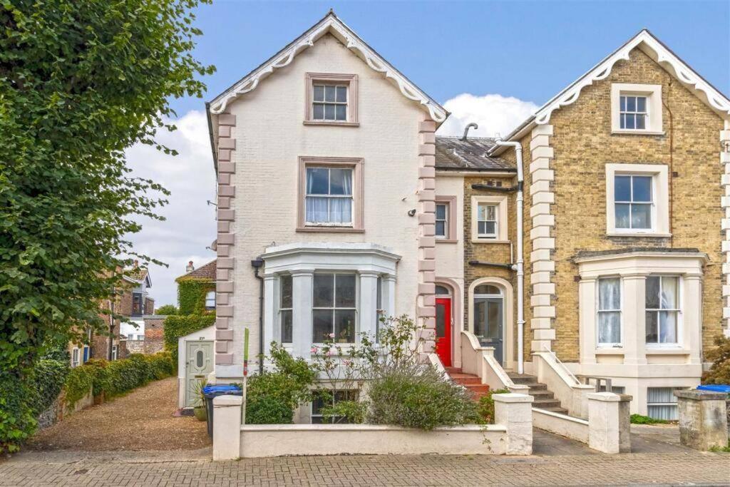 Stylish Seaside Retreat * Worthing
