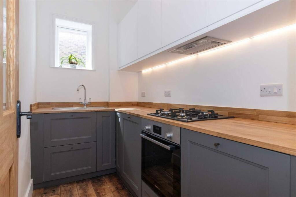 Stylish Seaside Retreat Apartment Worthing